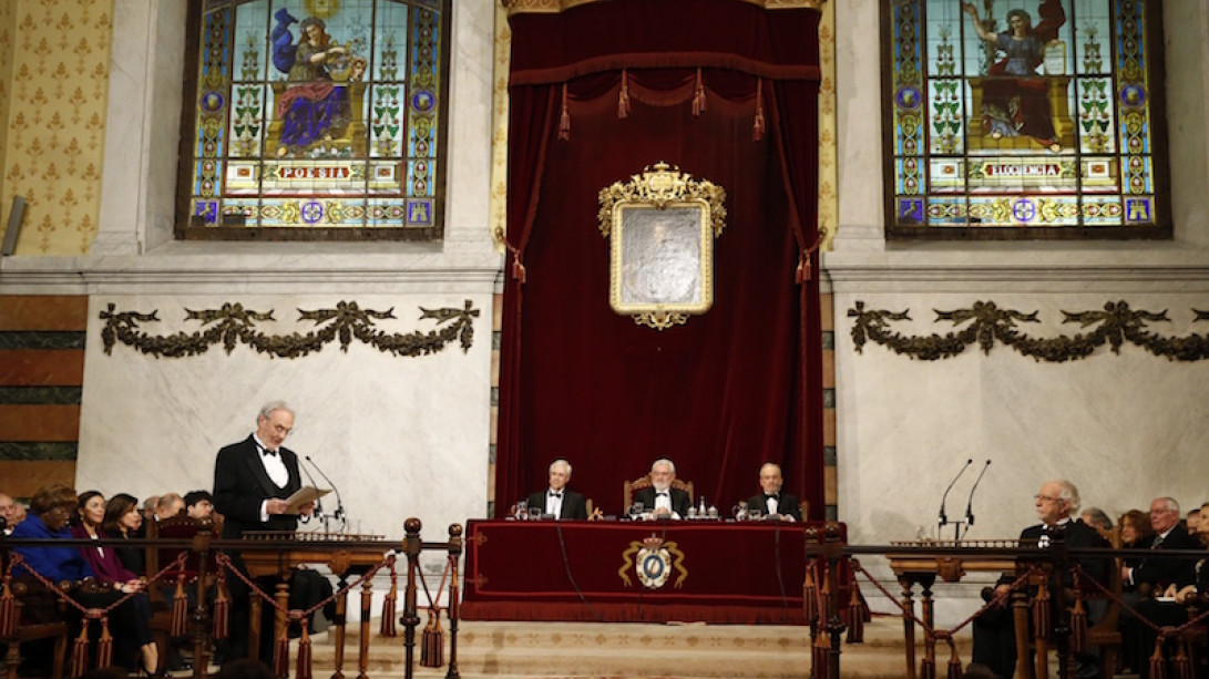 Gutiérrez Aragón durante la lectura de su discurso de ingreso.