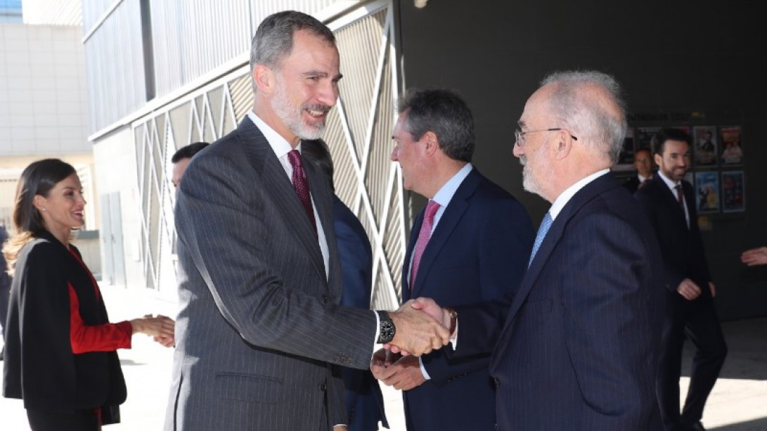 Felipe VI saluda al director de la RAE, Santiago Muñoz Machado, a su llegada al Cartuja Center de Sevilla (foto: Casa Real)