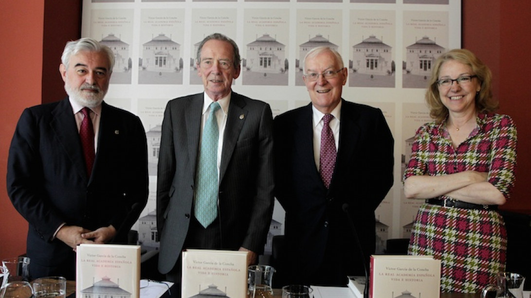 De izquierda a derecha: Darío Villanueva, secretario; José Manuel Blecua, director; Víctor García de la Concha, director honorario y autor del libro, y Ana Rosa Semprún, directora de Espasa.
